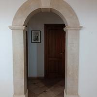 Arco massiccio in pietra di Modica 