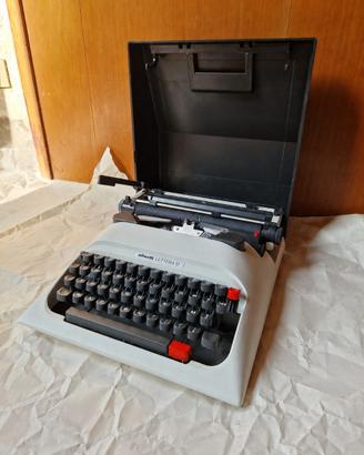 Macchina da scrivere Olivetti Lettera 12