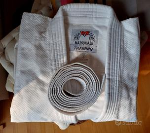 completo giacca, pantaloni  e cintura da judo