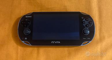 PS vita con caricatore e memory card