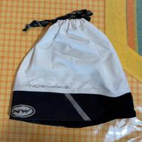 accessori per ciclista occhiali guanti e cappello