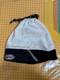 accessori per ciclista occhiali guanti e cappello