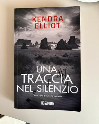 Libro "Una traccia nel silenzio" di Kendra Elliot