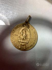 Medaglia in argento 800 dorata.