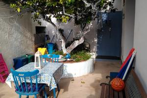 Per coppia, di fronte la spiaggia ,con posto auto