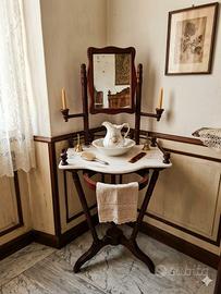 Antica toeletta o mobile lavabo del XIX