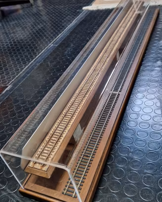 Teca con base di legno per modelli Ferroviari 1:87