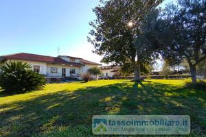 Villa di 300 m² con più di 5 locali e box auto a O