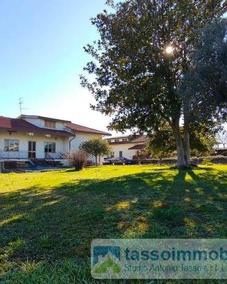 Villa di 300 m² con più di 5 locali e box auto a O