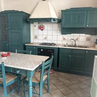 Cucina classica e tavolo con Piano in marmo