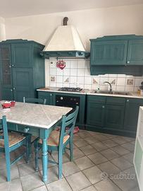 Cucina classica e tavolo con Piano in marmo