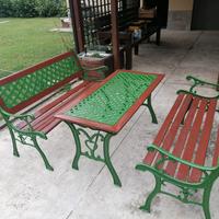 set da giardino in legno e ghisa.