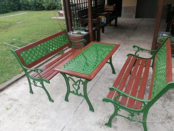set da giardino in legno e ghisa.