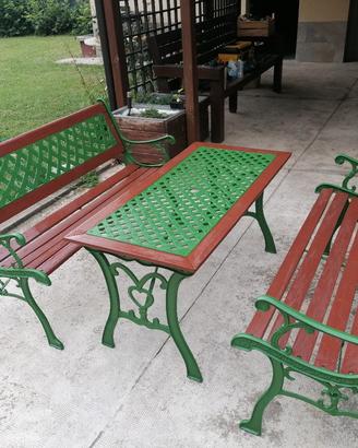 set da giardino in legno e ghisa.