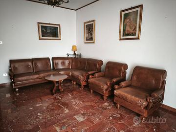 salotto in massello e pelle con tavolinetto 