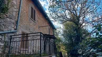 Casa singola in pietra con spazio estermo. Silenzi