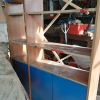 scaffale con ripiani e porte