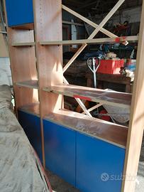 scaffale con ripiani e porte