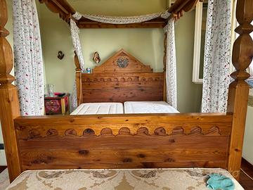 Letto a baldacchino in legno massiccio