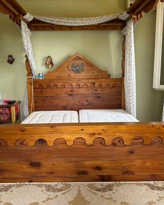 Letto a baldacchino in legno massiccio