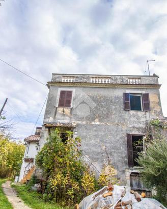 CASA SEMINDIPENDENTE A VACONE