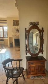 Specchio, comodino e poltrona