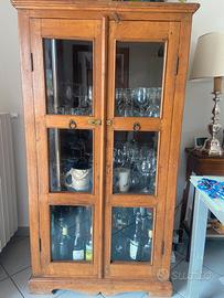 Credenza in legno massiccio con vetrina
