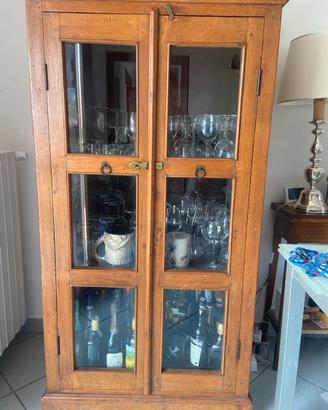 Credenza in legno massiccio con vetrina