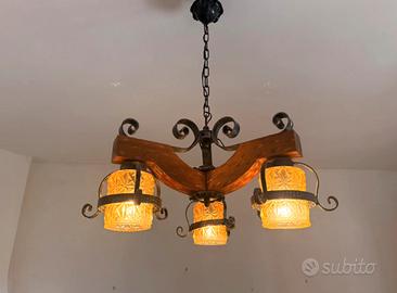 Lampadario vintage in legno e ferro anni 70/80