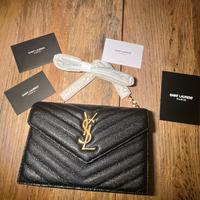 Borsa nera con logo color oro