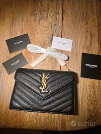 Borsa nera con logo color oro