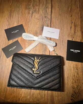 Borsa nera con logo color oro