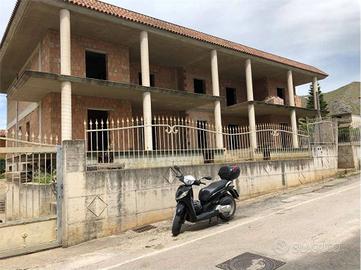 Palazzo / Stabile di 120 m² con più di 5 locali a 