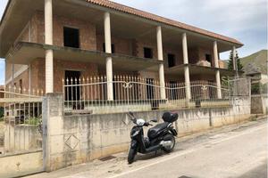 Palazzo / Stabile di 120 m² con più di 5 locali a 
