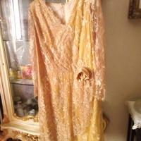 Vestito pizzo e ricami, tinta oro.