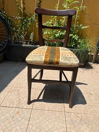Sedia antica in legno con gambe tornite