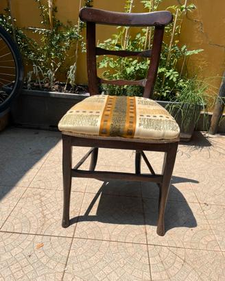Sedia antica in legno con gambe tornite