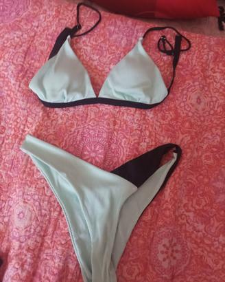 costume verde acqua e nero