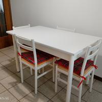 tavolo bianco completo di sei sedie