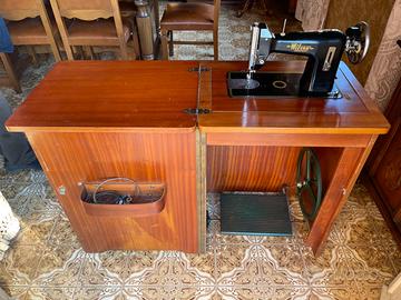 Mobile con macchina da cucire anni '60 funzionante