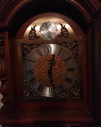Orologio a pendolo da pavimento in legno