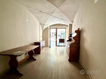 NEGOZIO A OVADA