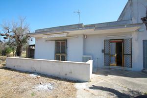 Casa di campagna e ampio deposito