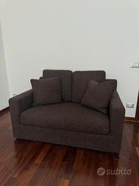 Divano sfoderabile due sedute con cuscini