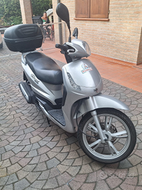 Scooter Peugeot tweet 150
