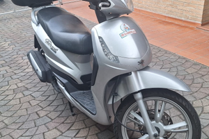 Scooter Peugeot tweet 150