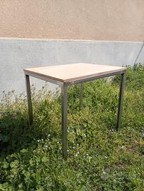 Tavolino minimal Nembula Milano 