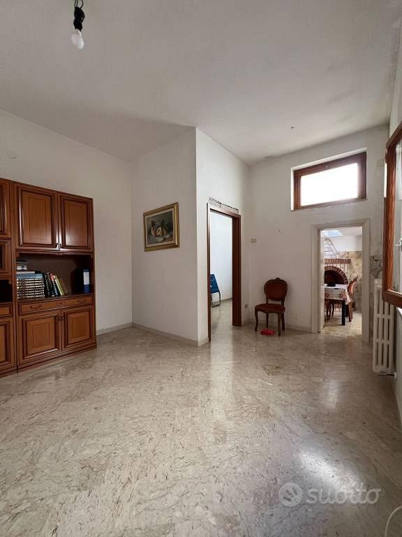 Appartamento di 160 m² con più di 5 locali e box a - Vista 4