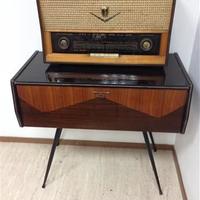 Tavolino vintage con radio Minerva