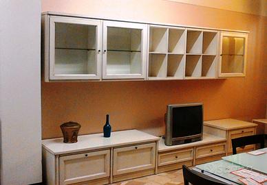 Parete soggiorno arte povera patinato crema